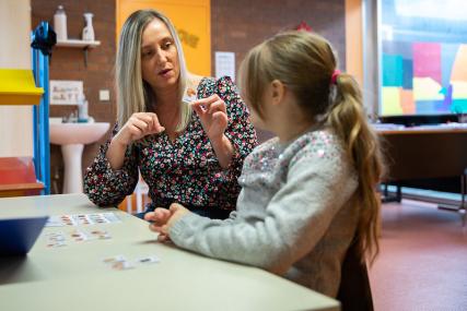 une professionnelle de l'éducation s'occupe d'un enfant