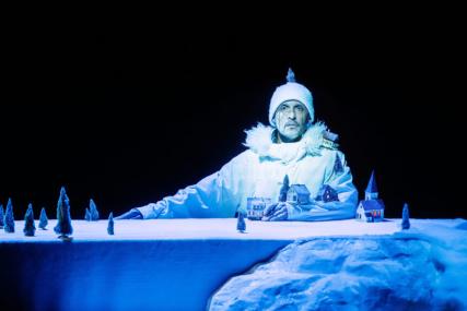 un homme devant une maquette 