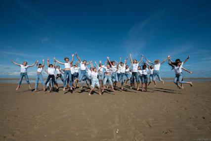 des jeunes sur une plafe