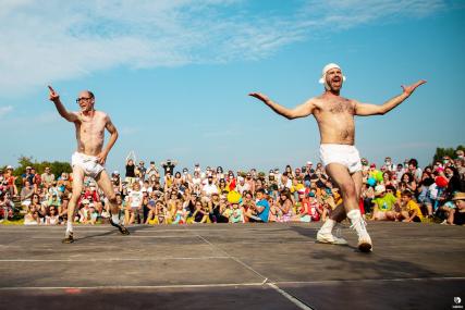 2 artistes en slip sur une place