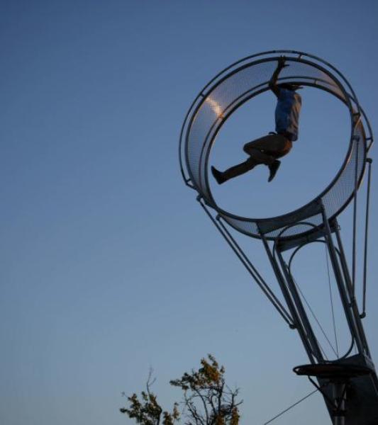 une roue métallique dans le ciel