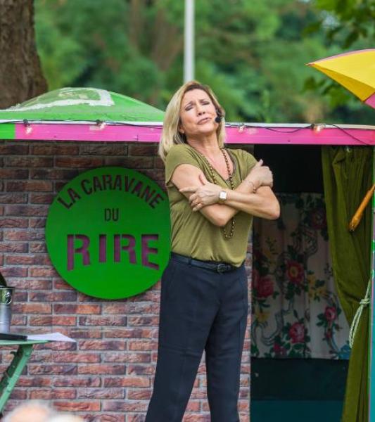 une femme sur scène