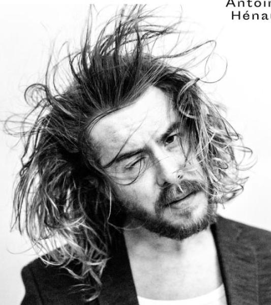 gros plan sur un homme 