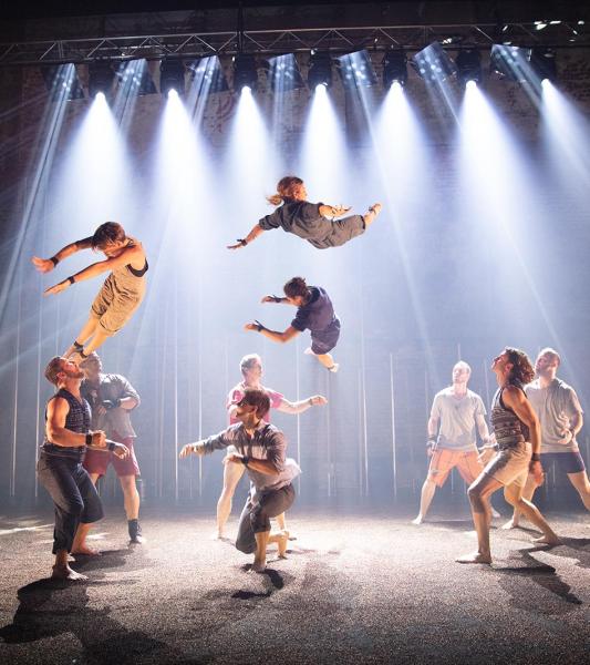 des acrobates sur scène