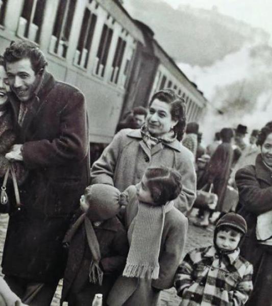 des personnes debout