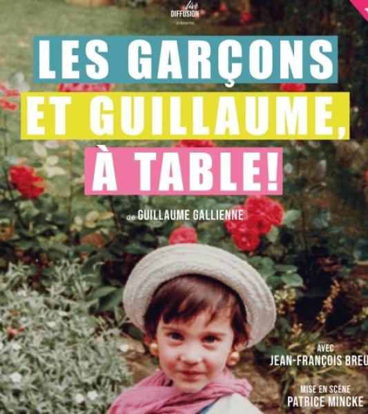 un  homme tient un éventail