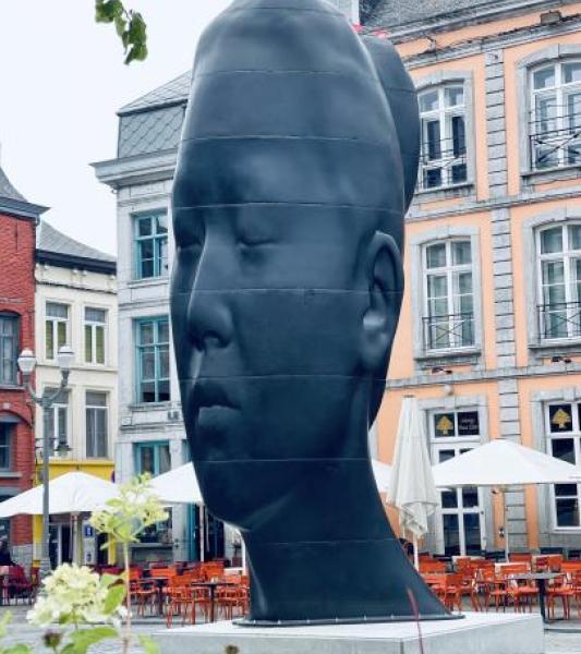 un visage ne  métal sur la bgrand place