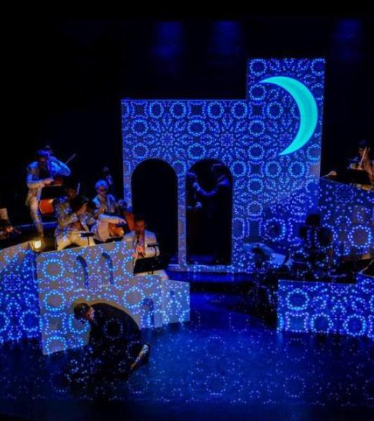 les musicienes sur scène, décor bleu 