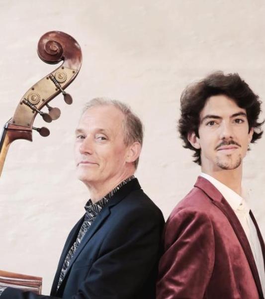 2 musiciens dos à dos