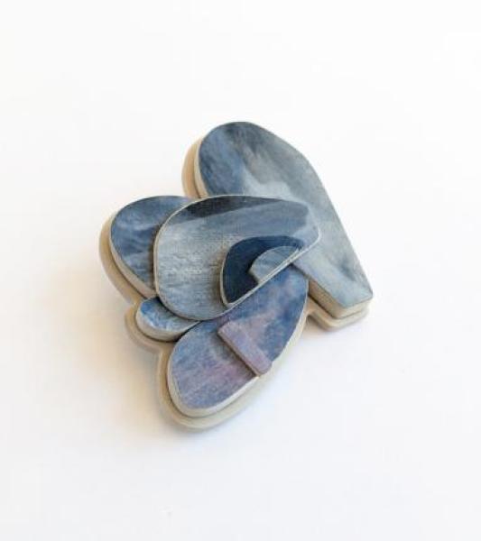 des bijoux fait de morceaux de céramique