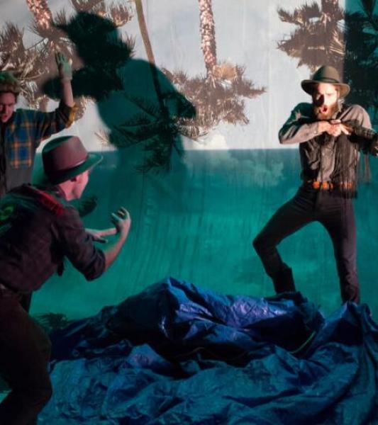 des hommes déguisés en cowboys