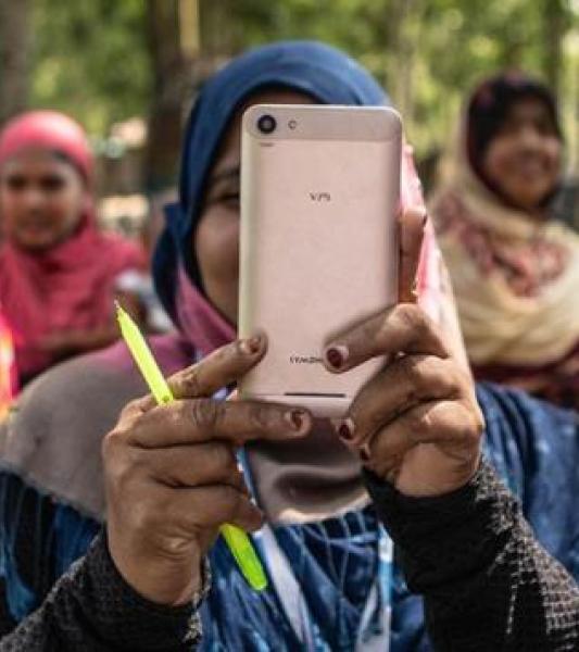 ien que les femmes représentent près de la moitié de la population mondiale, l’écart technologique et l’accès à internet restent en leur défaveur par rapport aux hommes. PHOTO :Carly Learson/UNFPA Asie et Pacifique