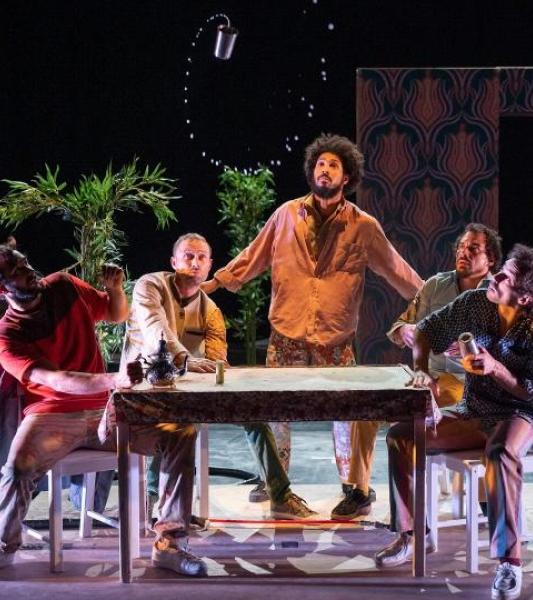 5 personnes à table sur scène