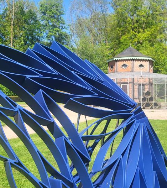 une sculpture bleue dans un parc