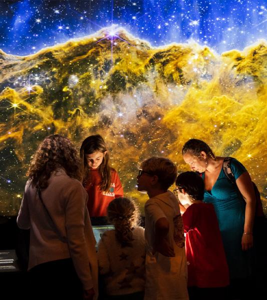 des personnes devant une expo scientifique