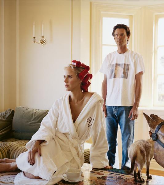 un couple dans un salon