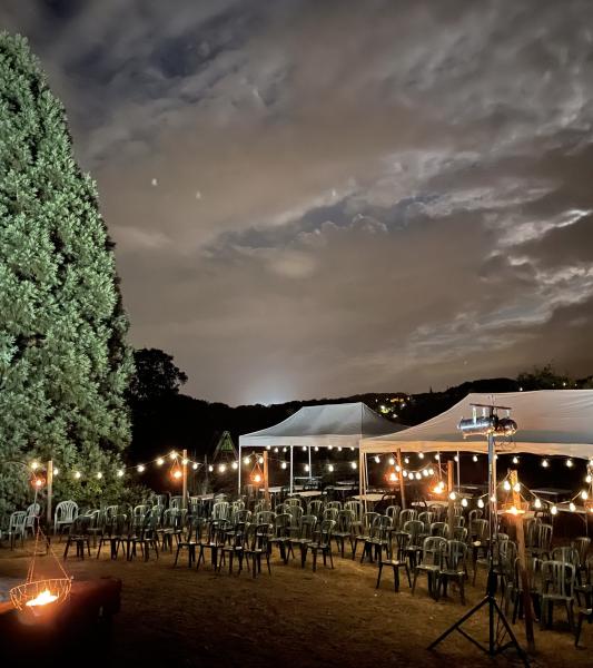 vue sur un jardin de nuit