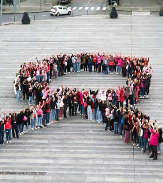 Les élèves et enseignants de l'Institut provincial de Nursing du Centre à La Louvière se sont rendus sur la place communale pour un flash mob afin de sensibiliser la population à l'importance de la prévention dans la lutte contre le cancer du sein. Bravo à l'école qui a pu récolter 4000 euros pour Think Pink Belgique.