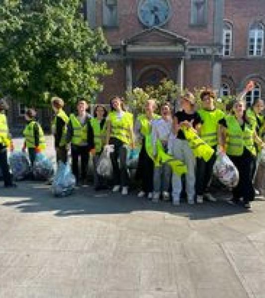Nos écoles s’engagent pour un monde plus propre.  Et cela passe par l'action concrète. Cette année, par exemple, à l'Ipes Tournai, les élèves de 2ème année sont au cœur d'un projet écoresponsable ambitieux, en partenariat avec l'association GoodPlanet Belgium. 