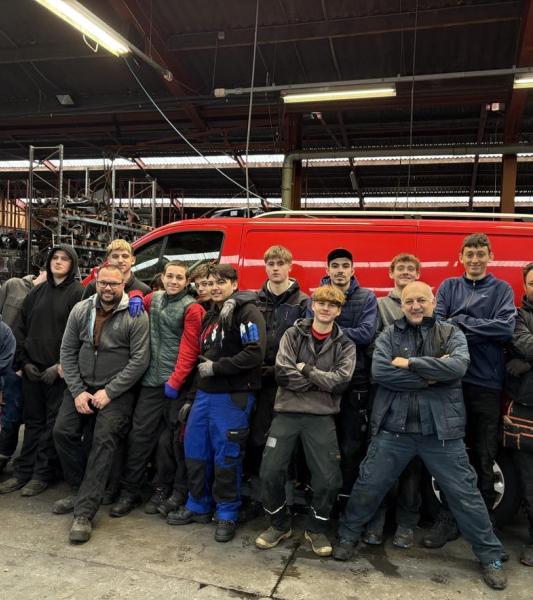 Les élèves de 4P, 4TQ et 5P des sections automobile de l’Athénée provincial de Leuze ont découvert la vie en entreprise chez Autos DEKNUDT à Leuze.