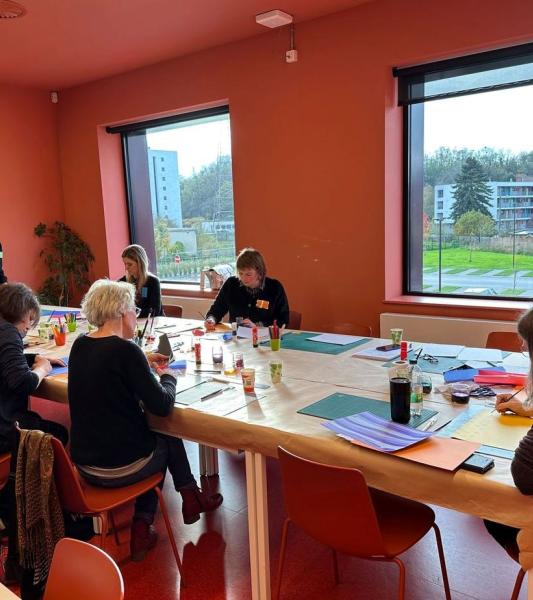 Quels outils d’animations permettent le mieux de faciliter le langage et l’expression des gens éloignés de la culture? La Bibliothèque du Hainaut, en tant que bibliothèque des bibliothèques (opérateur d'appui), a invité ses partenaires au Gazomètre à La Louvière, pour réfléchir, avec Incidence asbl (la Fédération de la Créativité et des arts en Amateurs), aux actions à implémenter.