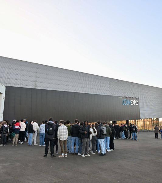 Un salon des métiers pour guider la jeunesse. En partenariat avec le Pôle Hainuyer et le Carrefour des Métiers de La Louvière, Centropôle a organisé un salon des métiers au LouvExpo. Cet événement majeur a rassemblé des professionnels, des entreprises locales, ainsi que des élèves des écoles de la région du Centre, pour une journée riche en échanges et en découvertes. Nos écoles étaient de la partie.