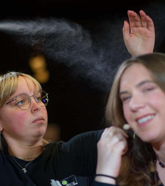 Les élèves de nos écoles mettent leur talent en coiffure et maquillage au service des journalistes, des invités et des organisateurs de ce grand festival cinéma dont la 15e édition se déroulera du 17 au 27 janvier à Tournai.