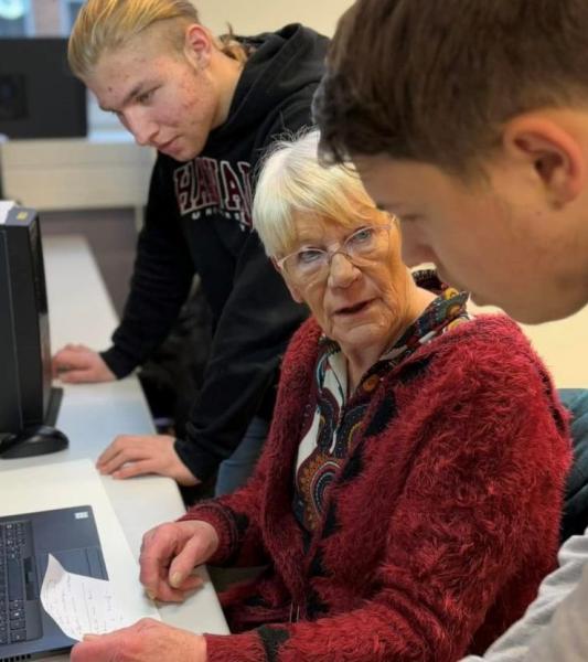 Les élèves et professeurs de la section Technicien.ne en Informatique de l'IPES d'Ath lancent la Repair School. Tous les samedis, ils vous accueillent gratuitement pour donner une seconde vie à vos appareils numériques, offrir un service de diagnostic et de maintenance.