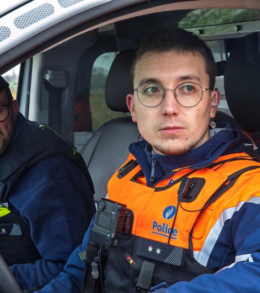 agent de police dans auto