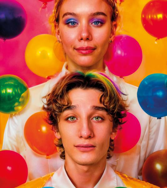 un couple et des ballons de couleur