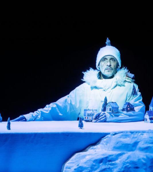 un homme devant une maquette 