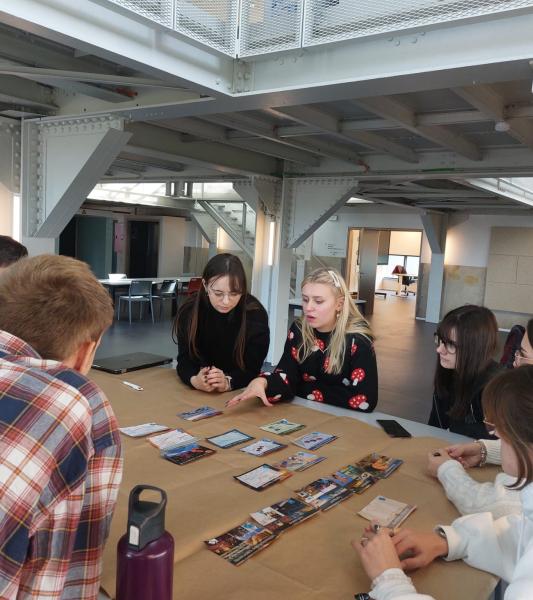 Envie d’étudier mais déjà pleinement investi durant la journée ? Comment combiner études et travail ? Comment assouvir un désir de reconversion sans pour autant tout lâcher ? En choisissant une formation organisée en horaire décalé !