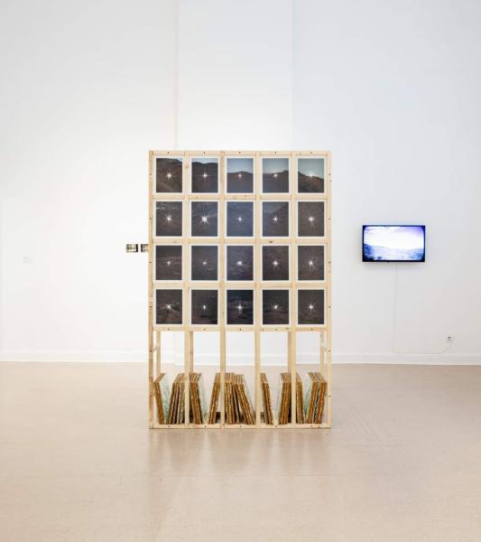 L'artiste nous transporte dans un “Champ d’étoiles” magique, où il utilise des miroirs pour refléter les rayons du soleil, recréant un véritable ciel étoilé sur Terre. Cette installation poétique, entre nature et art, nous rappelle la beauté de notre environnement et l’importance de le préserver. 