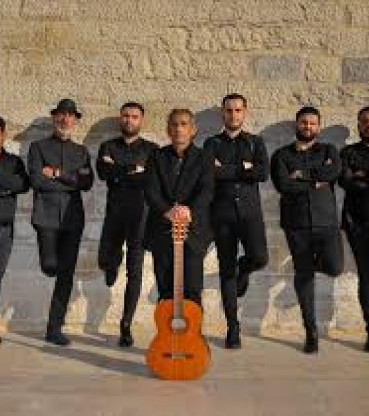 7 hommes devant un mur