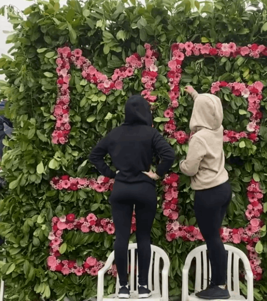 Créativité et expertise. Les élèves de l’IPES Tournai en art floral participent à la vie de la région.