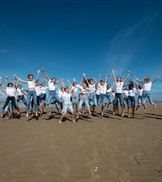 des jeunes sur une plafe