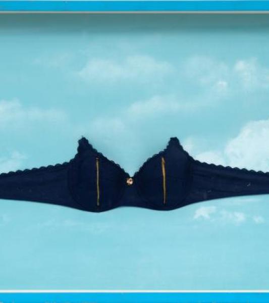 un soutien-gorge noir qui flotte