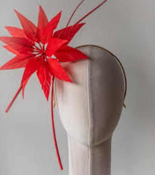 une fleur rouge sur  une tête de mannequin