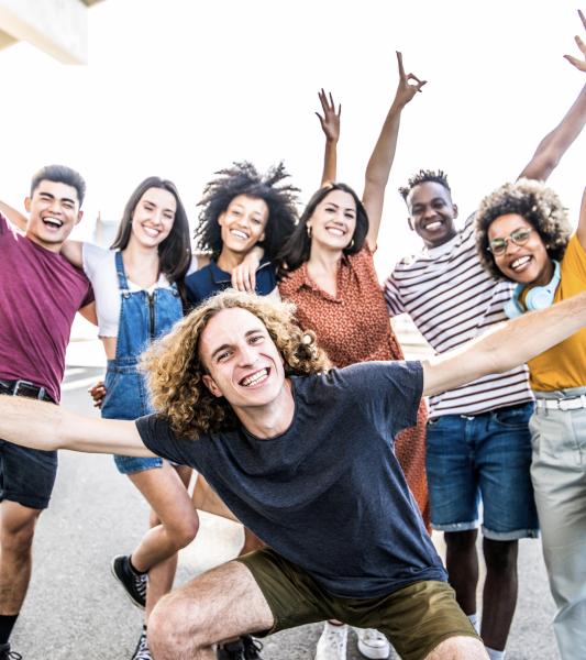 un groupe de jeunes
