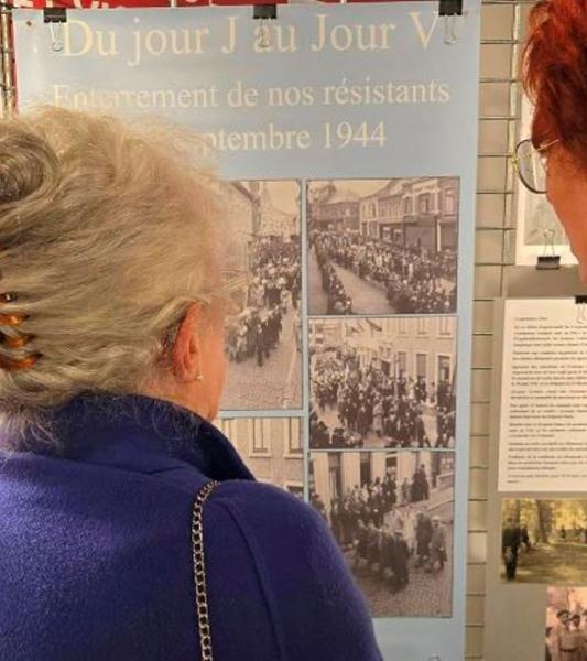 "J'avais 4 ans quand mon papa Marcel Bacus a été fusillé à la Bataille des Groseillons ici à Morlanwelz, le jour de la libération, le 4 septembre 1944. Il était résistant. Ils étaient 12. Ils ont été dupés par les Allemands qui ont fait semblant de faire la paix, en hissant un drapeau blanc. Là sur la photo, c'est ma maman avec un chapeau noir. Quel long cortège funèbre. La foule se pressait derrière les familles. Maman avait 27 ans. J'étais fille unique  Cela fait 80 ans. Je suis émue que le Cercle d'Histo