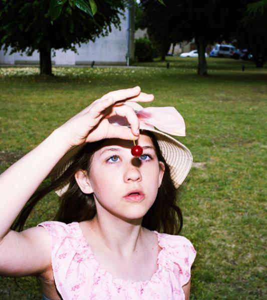 une fillette avec une cerise