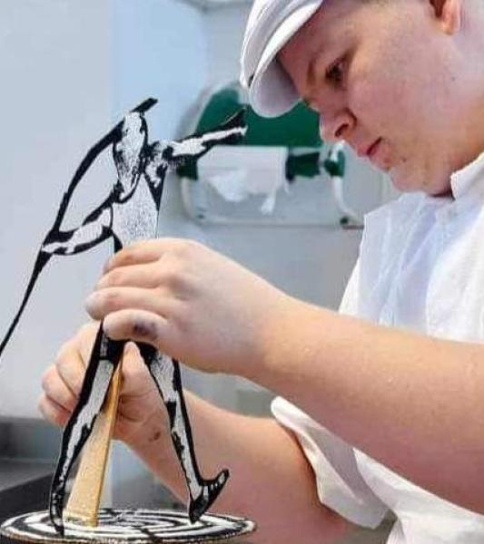 Eliot Carlier est sacré "l'Un des Meilleurs apprentis de France"! Nous sommes extrêmement fiers de notre ancien élève en 𝙗𝙤𝙪𝙡𝙖𝙣𝙜𝙚𝙧𝙞𝙚-𝙥â𝙩𝙞𝙨𝙨𝙚𝙧𝙞𝙚, au LPETH de Saint-Ghislain, qui  déjà Compagnon du devoir de Bordeaux, a fait briller son talent au-delà de nos frontières en remportant ce prestigieux titre.