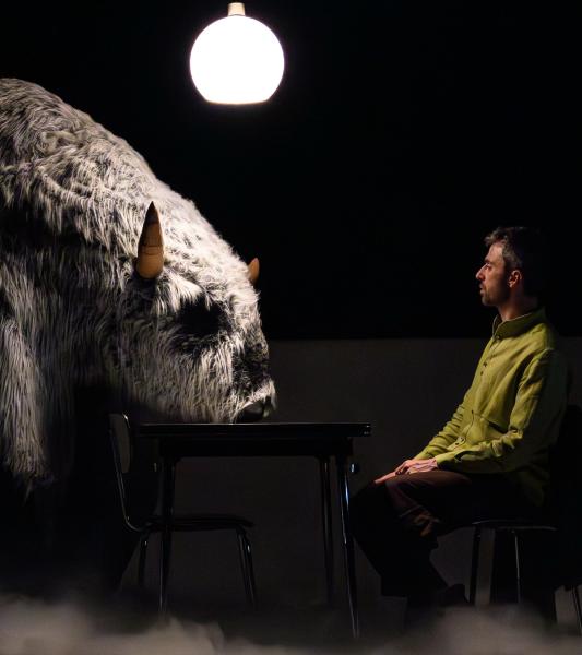 un homme en face d'un monstre