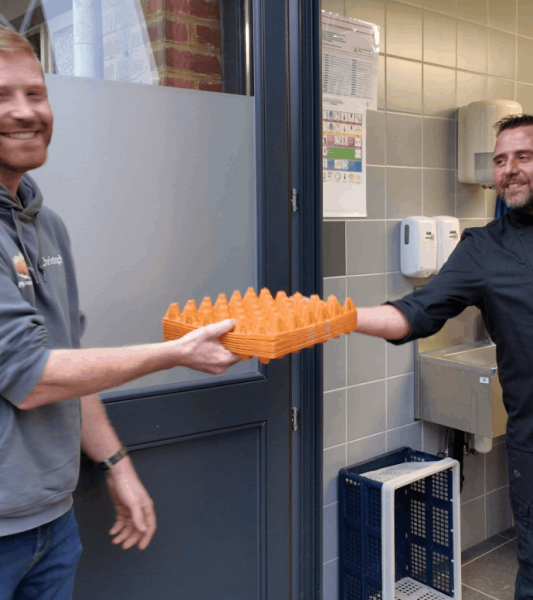 Dans l’optique de soutenir les cantines provinciales vers une alimentation plus saine et durable, Proxial a déniché un nouveau partenaire. Il s’agit de Christophe Vanderbiest, diplômé de la HEPH-Condorcet et producteur d’œufs bio à Thoricourt. 