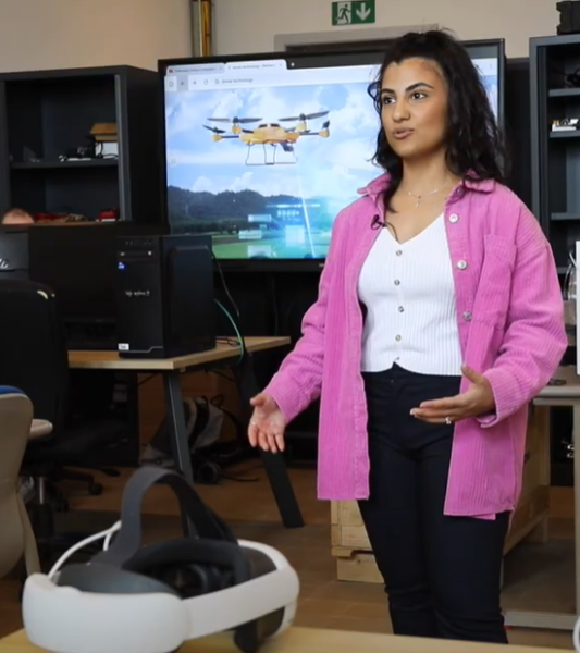 Elle est une ancienne étudiante du bachelier en Aérotechnique de la Haute Ecole provinciale de la Province de Hainaut, Condorcet Charleroi. Devenue ingénieur industriel en option aéronautique, Imi Ochana est chercheuse à Wallonie AeroTraining Network. 