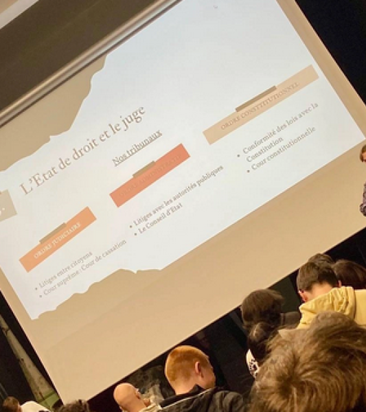 Les élèves de 6ème secondaire de l'École Du Futur (EDF) ont été sensibilisés aux principes de l'état de droit par deux étudiants de l’Université de Mons (UMons).