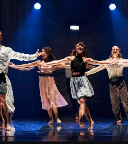 des danseurs sur scène