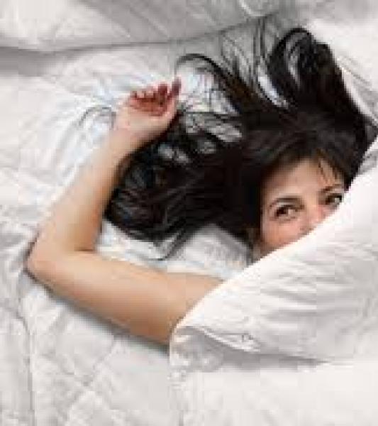 une femme dans une couette