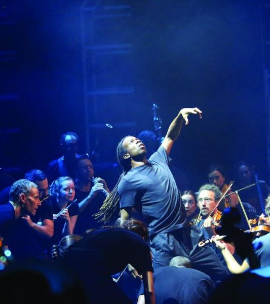 des danseurs et le public