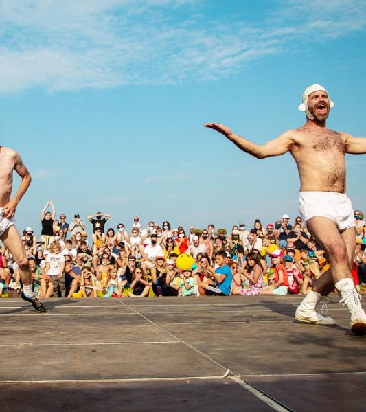 2 artistes en slip sur une place